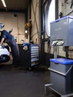 Autogarage waar poetsdoek dispenser gebruikt wordt