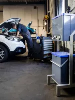 Poetsdoek dispenser in een autogarage
