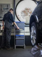 Automotive omgeving waarin de poetsdoek dispenser wordt gebruikt