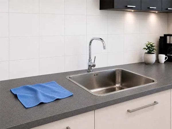 Overview foto van een microvezeldoek in een keuken
