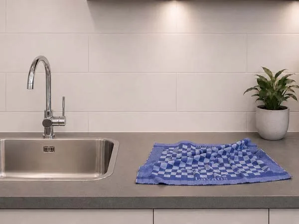 Sfeerfoto van een theedoek die in een keuken ligt