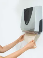Close-up gebruik vouwhanddoek dispenser