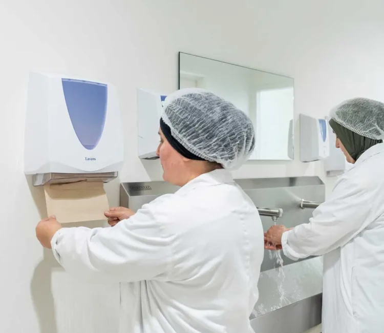Vouwhanddoek dispenser in gebruik werkomgeving