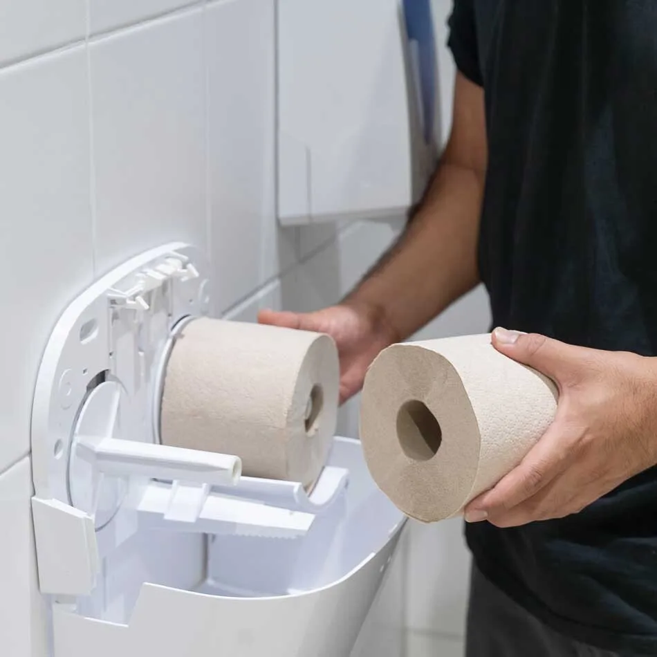 Er wordt nieuw ecoplus toiletpapier in de Duo toiletrolhouder gedaan