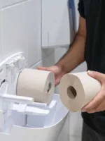 Er wordt nieuw ecoplus toiletpapier in de Duo toiletrolhouder gedaan