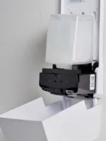 Zeepflacon aan de binnenkant van non-touch zeepdispenser