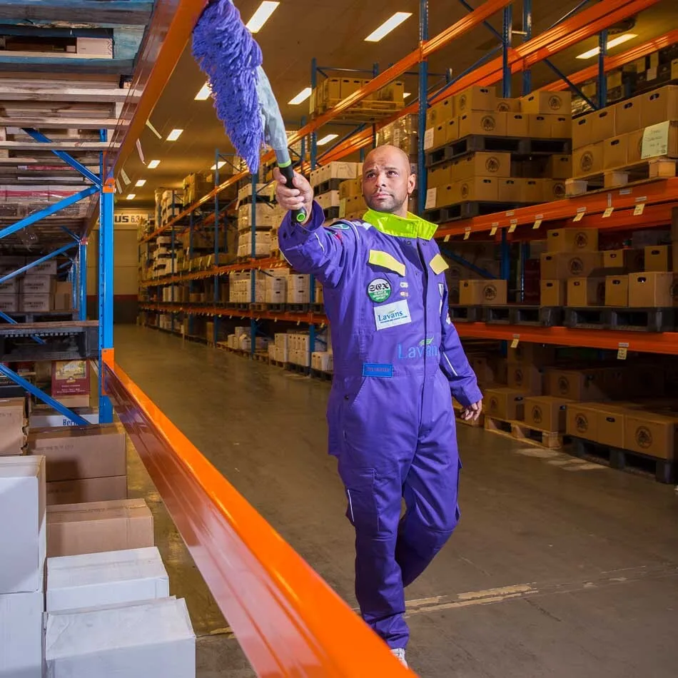 Met de handwisser maak je snel en effectief stellingen schoon