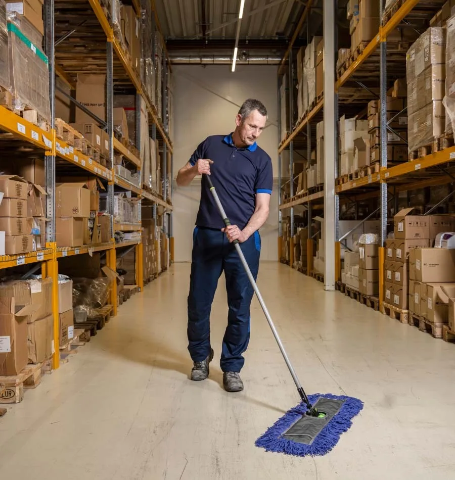 Bedrijfsvloer schoonmaken met heavy-use vloerwisser van Lavans