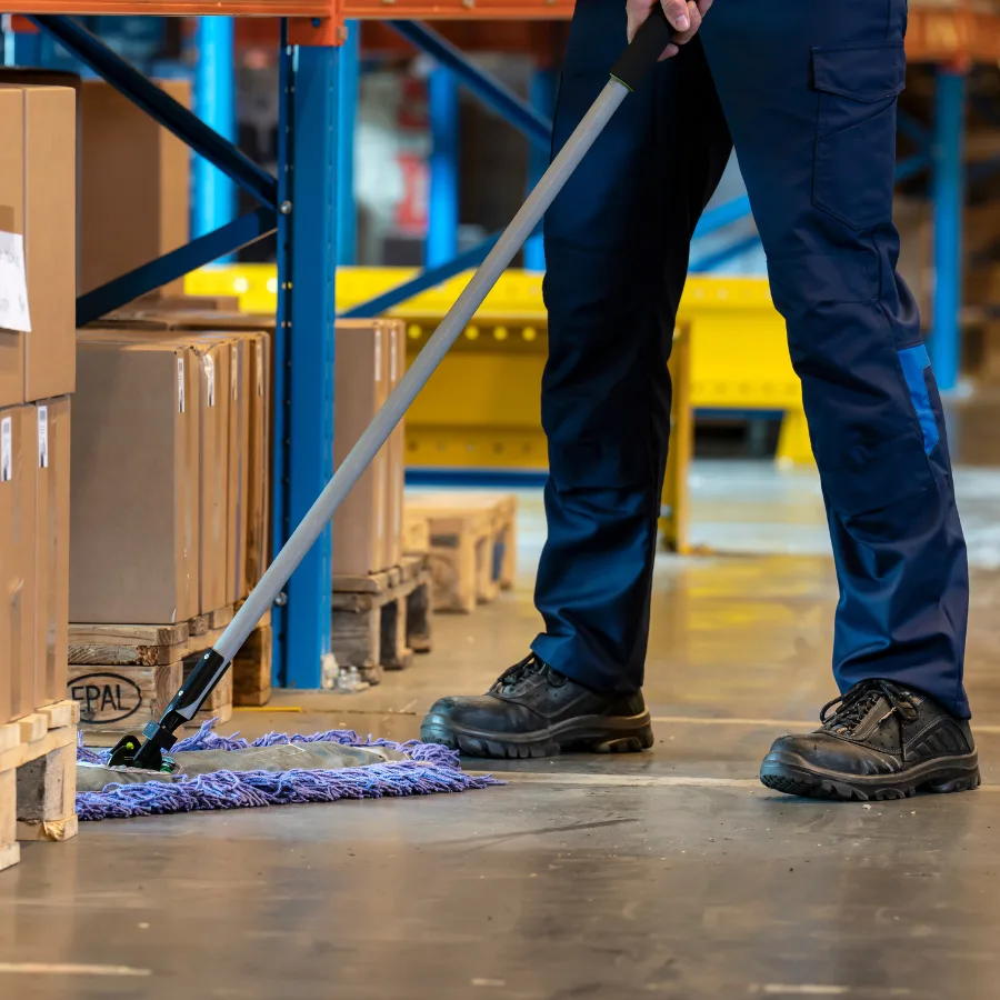 Lastige hoeken schoonmaken vloerhygiëne met de heavy-use vloerwisser van Lavans