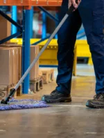 Lastige hoeken schoonmaken vloerhygiëne met de heavy-use vloerwisser van Lavans