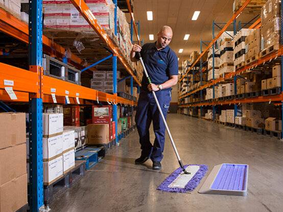 Paarse vloerwisser in gebruik bij de klant.