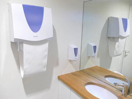 Handdoekautomaat en zeepdispenser van Lavans.