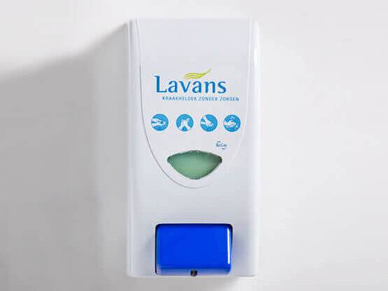 Vooraanzicht zeepdispenser voor industriele toepassing.