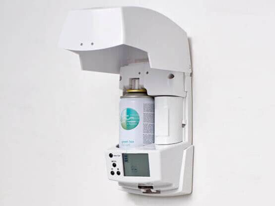 Bijvullen van een flacon voor de luchtverfrisser op het toilet | Lavans