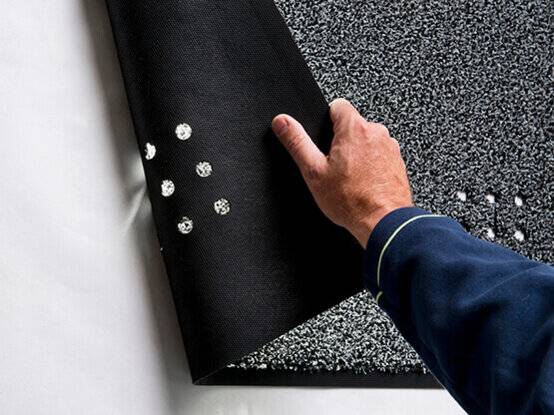 de inloopmat schraapt het vuil van uw voeten af als een soort buitenmat