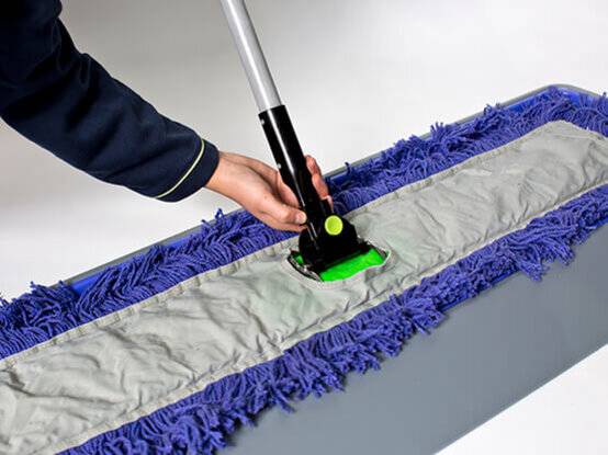 Deze foto laat de paarse vezels van de geimpregneerde vloerwisser (lavanswisser) goed zien.