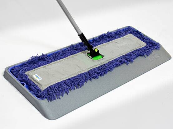 De vloerwisser (lavanswisser) in ruststand op de daarvoor bestemde opvangbak.