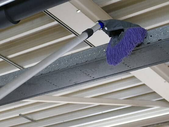 De handwisser is beschikbaar met een telescoopsteel tot wel 4 meter uitschuifbaar voor moeilijk bereikbare plekken.