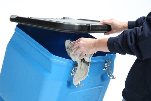 Poetsdoek container metaal