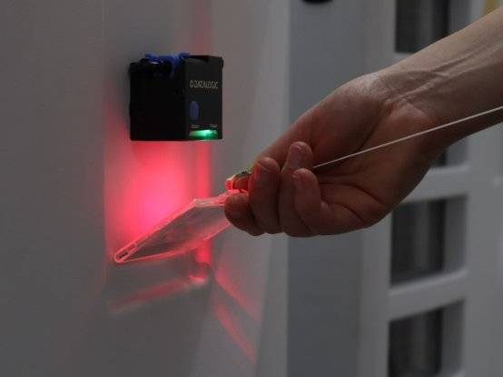 Medewerker scant pasje bij kledingautomaat